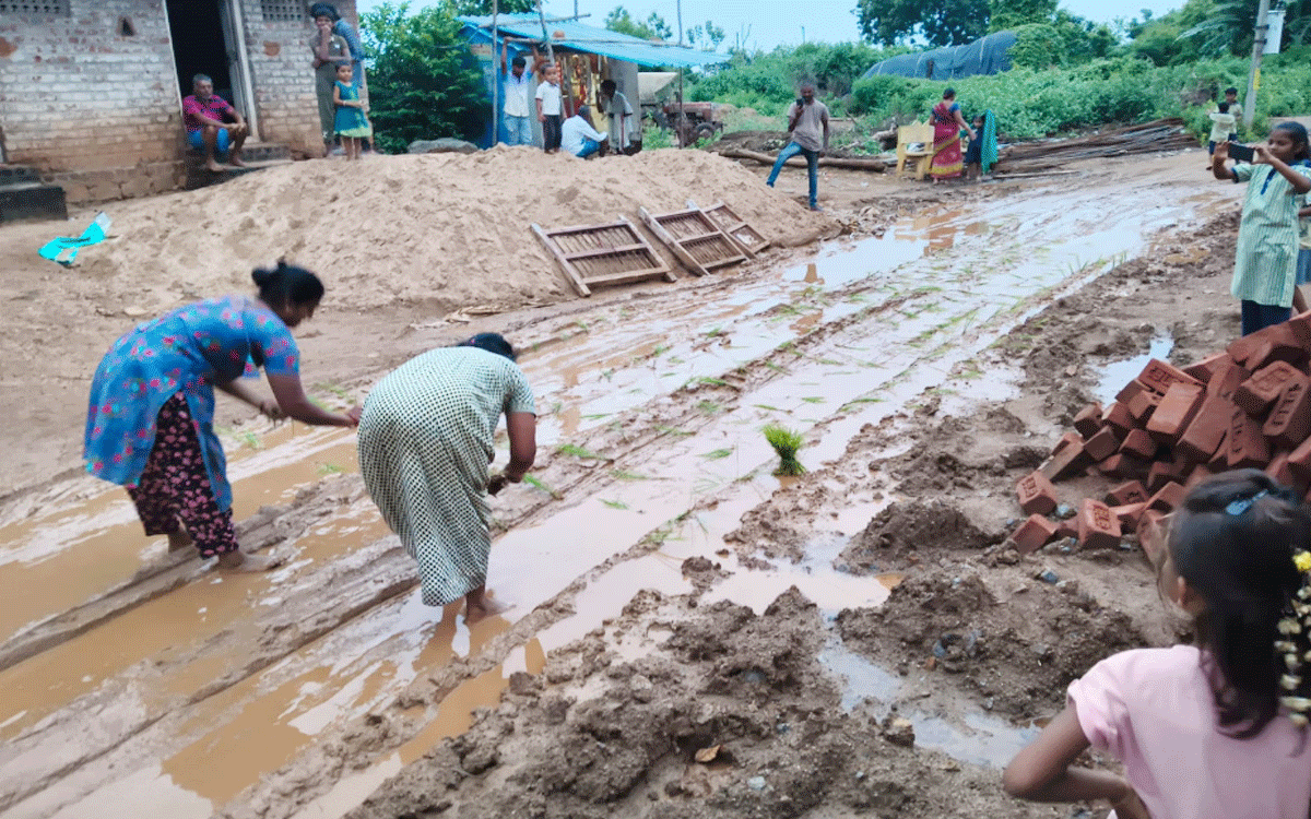 Khammam Rural : బురద గుంటల రోడ్డుపై వ‌రి నాట్ల‌తో గిరిజ‌న మ‌హిళ‌ల నిర‌స‌న