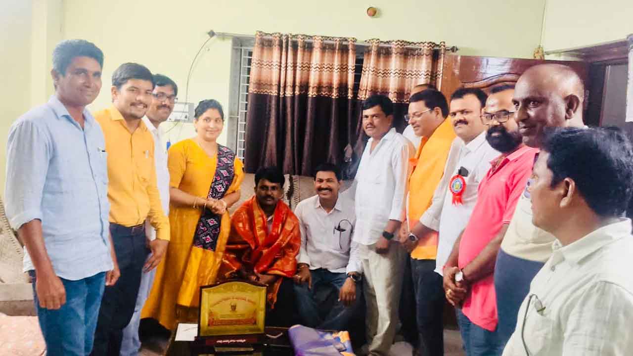 Chandravathi | ఉత్తమ ఉపాధ్యాయులను సన్మానించిన మాజీ ఎమ్మెల్యే చంద్రావతి