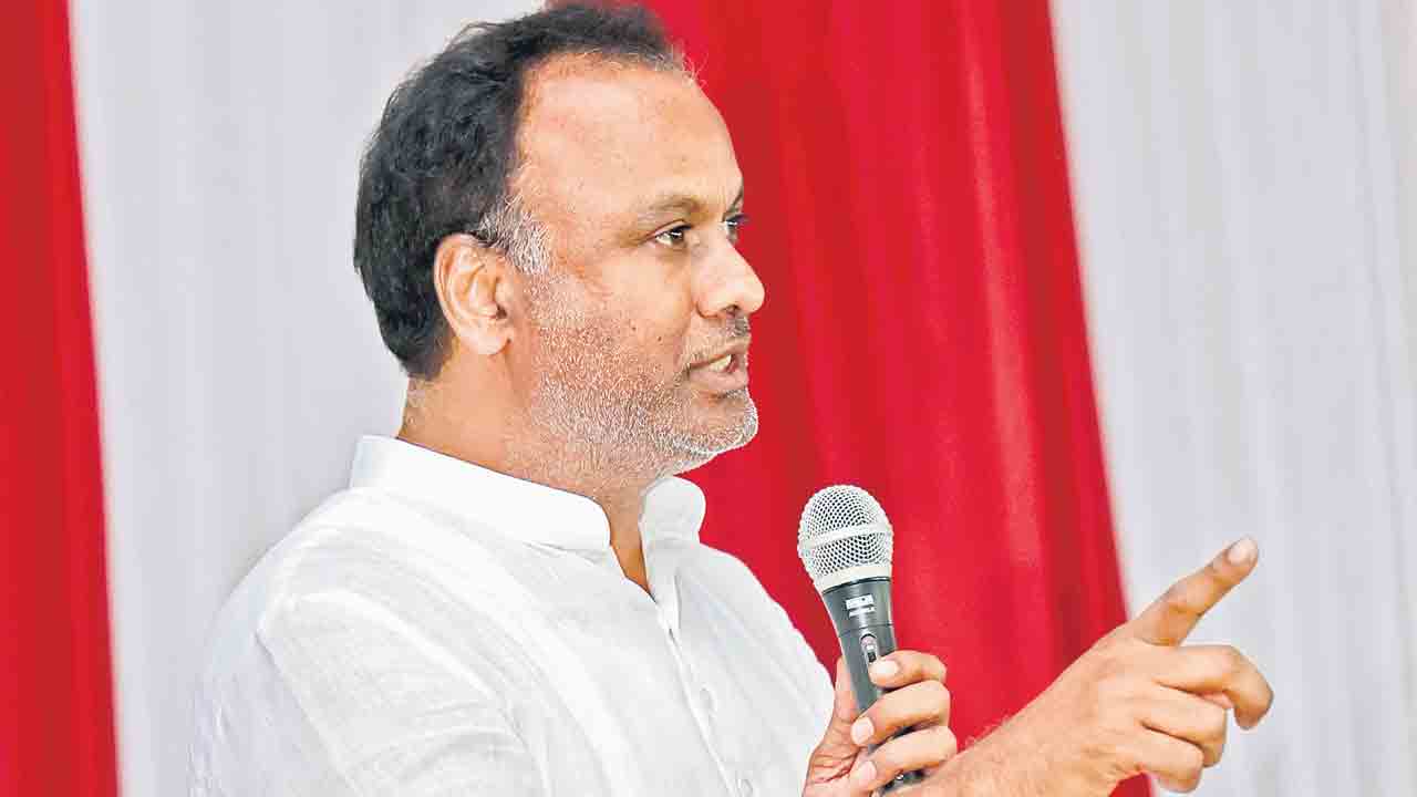 ట్రిపుల్‌ ఆర్‌ అలైన్‌మెంట్‌ మారాలంటే సర్కారు మారాలేమో!: ఎమ్మెల్యే కోమటిరెడ్డి