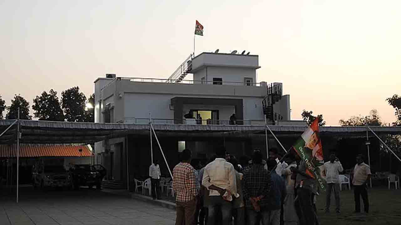 Revanth Reddy | కొడంగల్‌లో రేవంత్‌ రెడ్డి ఇంటిని ముట్టడించిన అంగన్‌వాడీ కార్యకర్తలు.. వీడియో