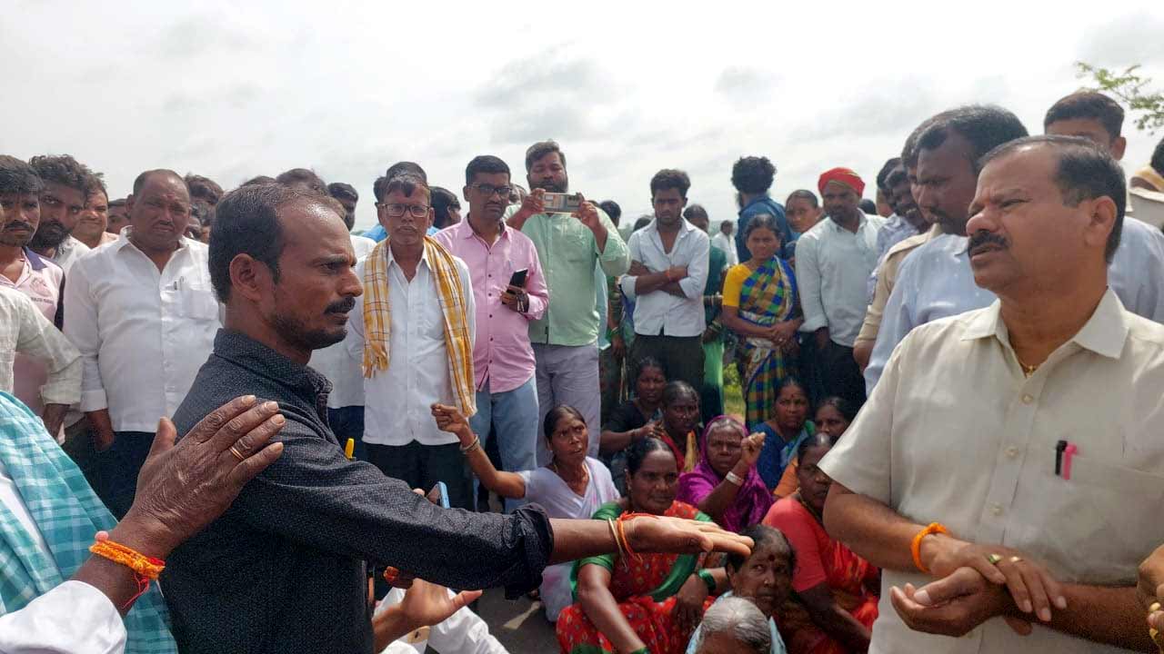 రోడ్డు నిర్మాణంలో భూములు కోల్పోయిన మాకు న్యాయం చేయండి.. అప్పాజీపల్లిలో రైతుల ధర్నా