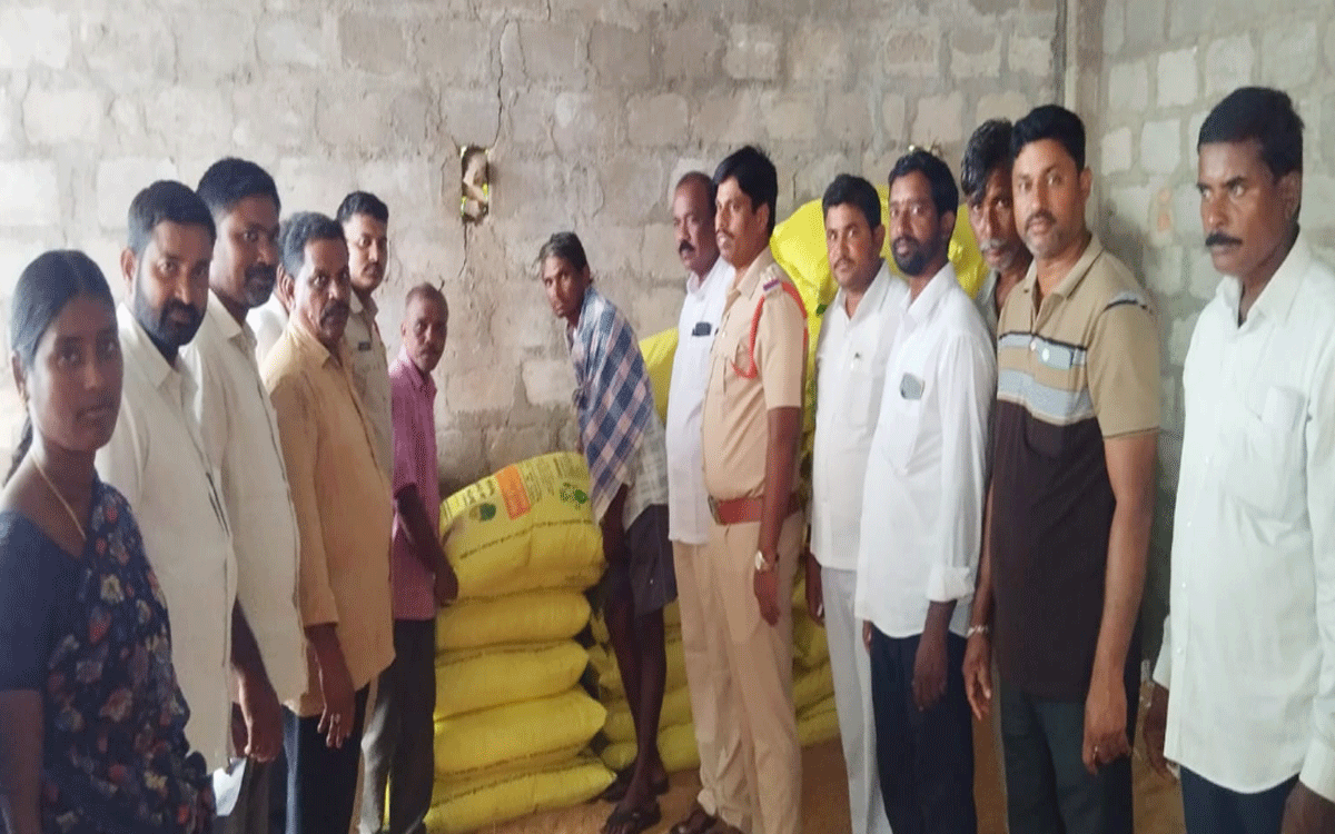 Karepally : కోమట్లగూడెంలో సొసైటీ సేల్‌ పాయింట్‌ ప్రారంభం