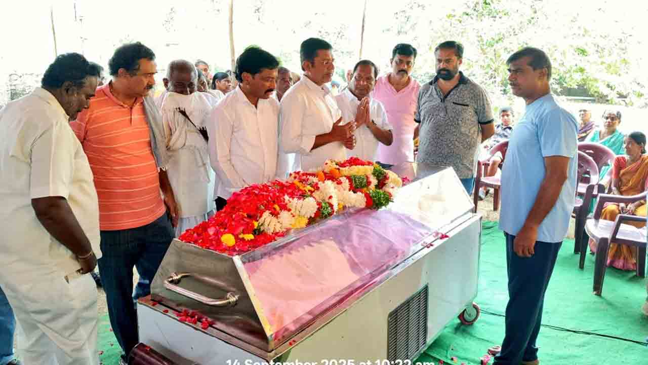Koppula Eshwar | కర్ర శ్రీహరికి నివాళులు అర్పించిన మాజీ మంత్రి కొప్పుల ఈశ్వర్