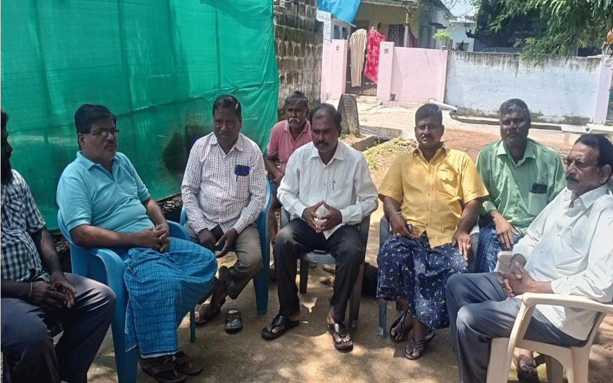 Kothagudem Urban : ‘కోతులు, కుక్కల బెడ‌ద నుండి రక్షించండి’