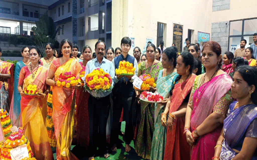 Kothagudem Urban : ఆత్మగౌరవం, సాంస్కృతిక ప్రతీక బ‌తుక‌మ్మ : అదనపు కలెక్టర్ డి.వేణుగోపాల్