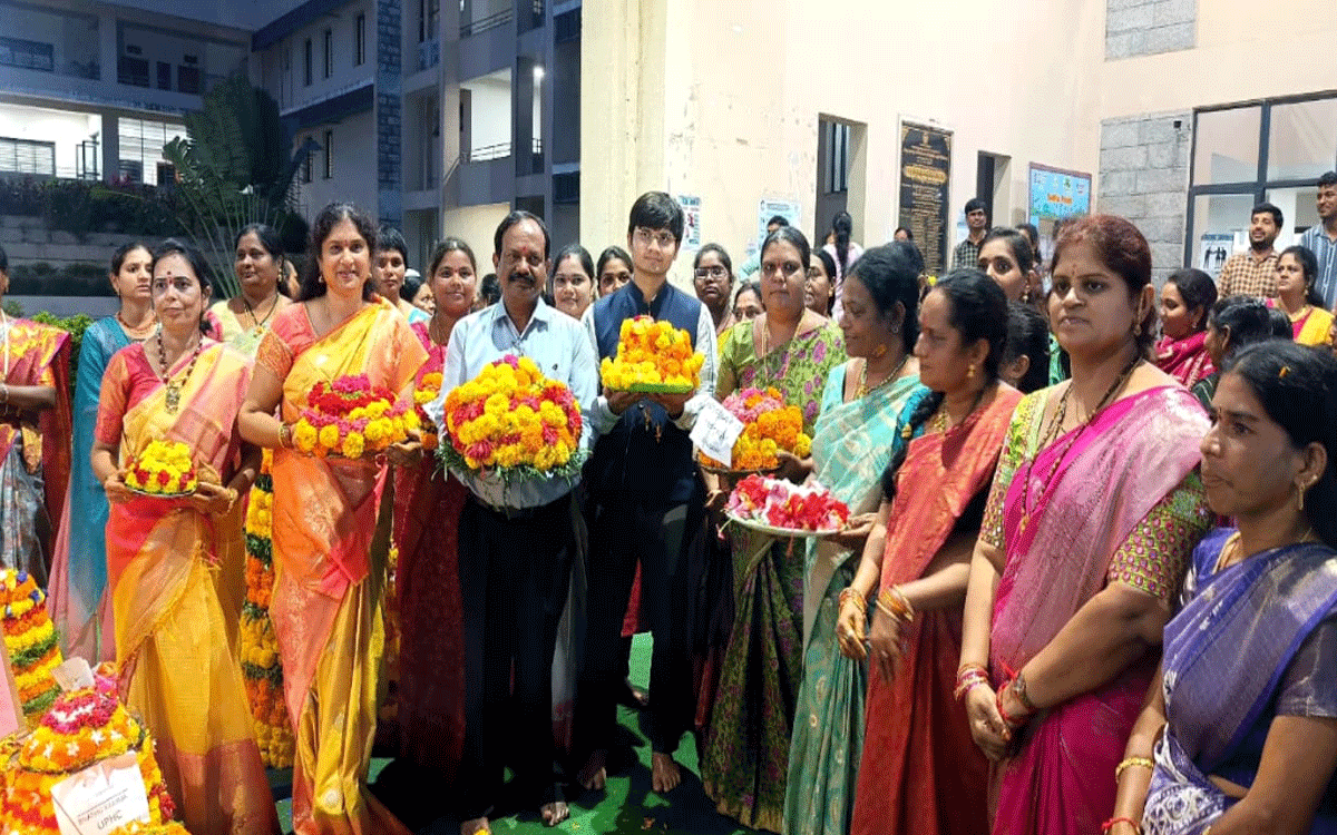 Kothagudem Urban : ఆత్మగౌరవం, సాంస్కృతిక ప్రతీక బ‌తుక‌మ్మ : అదనపు కలెక్టర్ డి.వేణుగోపాల్