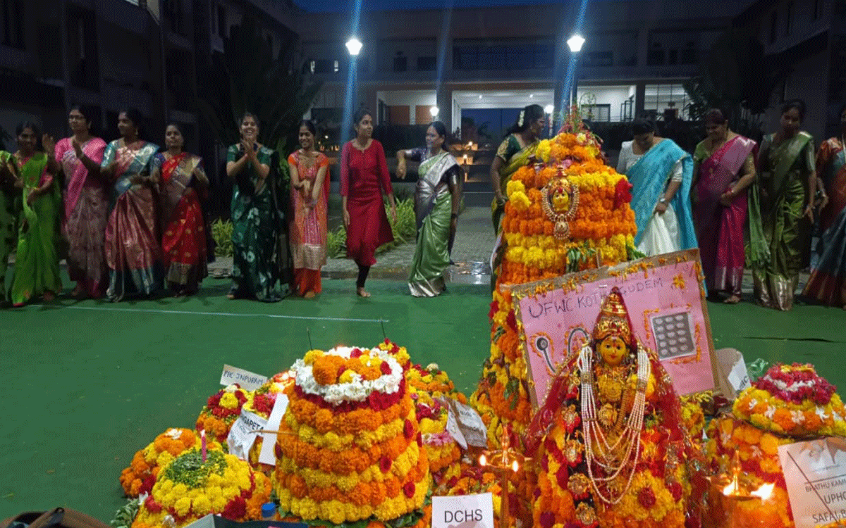 Kothagudem Urban : ఆత్మగౌరవం, సాంస్కృతిక ప్రతీక బ‌తుక‌మ్మ : అదనపు కలెక్టర్ డి.వేణుగోపాల్