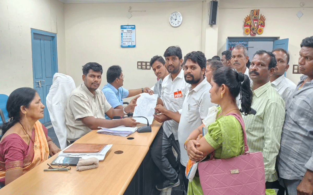 Tekulapally : ‘కోయగూడెం ఆశ్రమ పాఠశాల వార్డెన్‌పై చర్యలు తీసుకోవాలి’