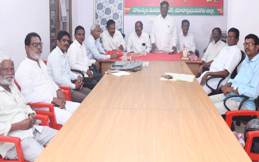 Choutuppal : '27న జరిగే ట్రిపుల్ ఆర్ బాధితుల కలెక్టర్ ధర్నాను విజయవంతం చేయాలి'