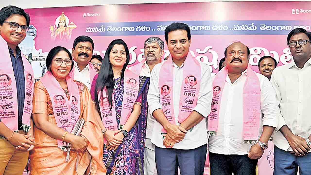 రైతుద్రోహి కాంగ్రెస్‌.. ప్రజాద్రోహి బీజేపీ.. యూరియా అడిగితే రైతులపై థర్డ్‌డిగ్రీనా?