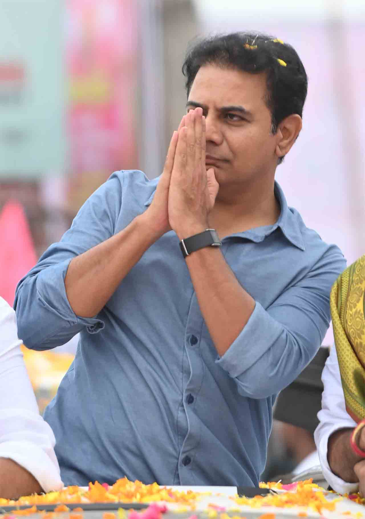ఎర్రవల్లి చౌరస్తా వద్ద గజమాలతో ఆయనకు స్వాగతం పలికారు.