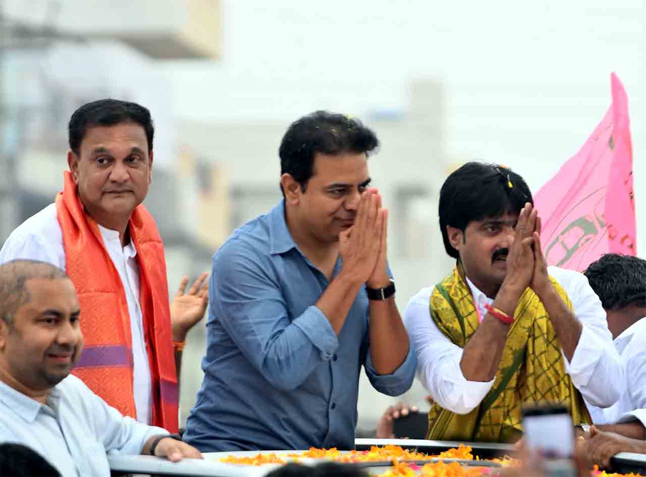 KTR Gadwal Tour | బీఆర్‌ఎస్‌ వర్కింగ్‌ ప్రెసిడెంట్ కేటీఆర్‌ రాక సందర్భంగా గద్వాల జిల్లా కేంద్రం గులాబీమయమైంది.