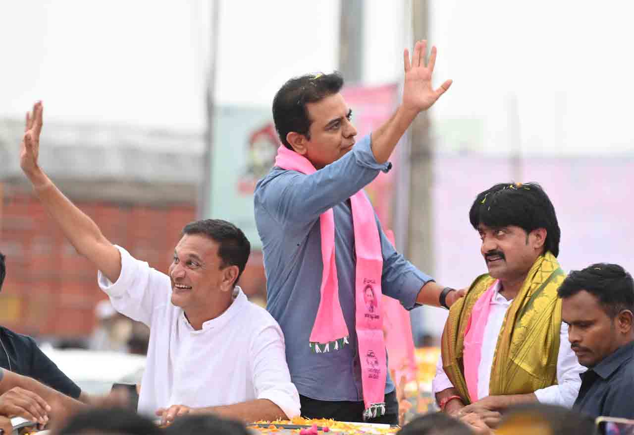 గద్వాలలో కేటీఆర్‌కు ఘనస్వాగతం పలికిన బీఆర్‌ఎస్‌ శ్రేణులు