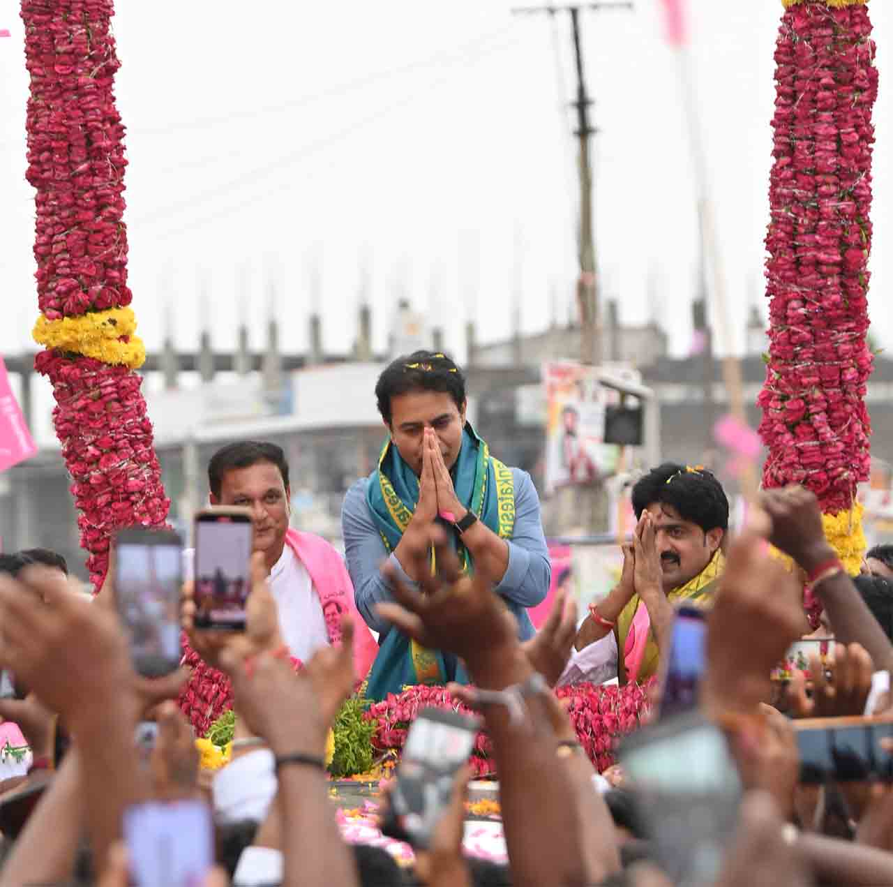 కేటీఆర్‌ తమ జిల్లాకు వస్తుండటంతో దారిపొడవునా బీఆర్‌ఎస్‌ కార్యకర్తలు, నాయకులు ఘనస్వాగతం పలికారు.
