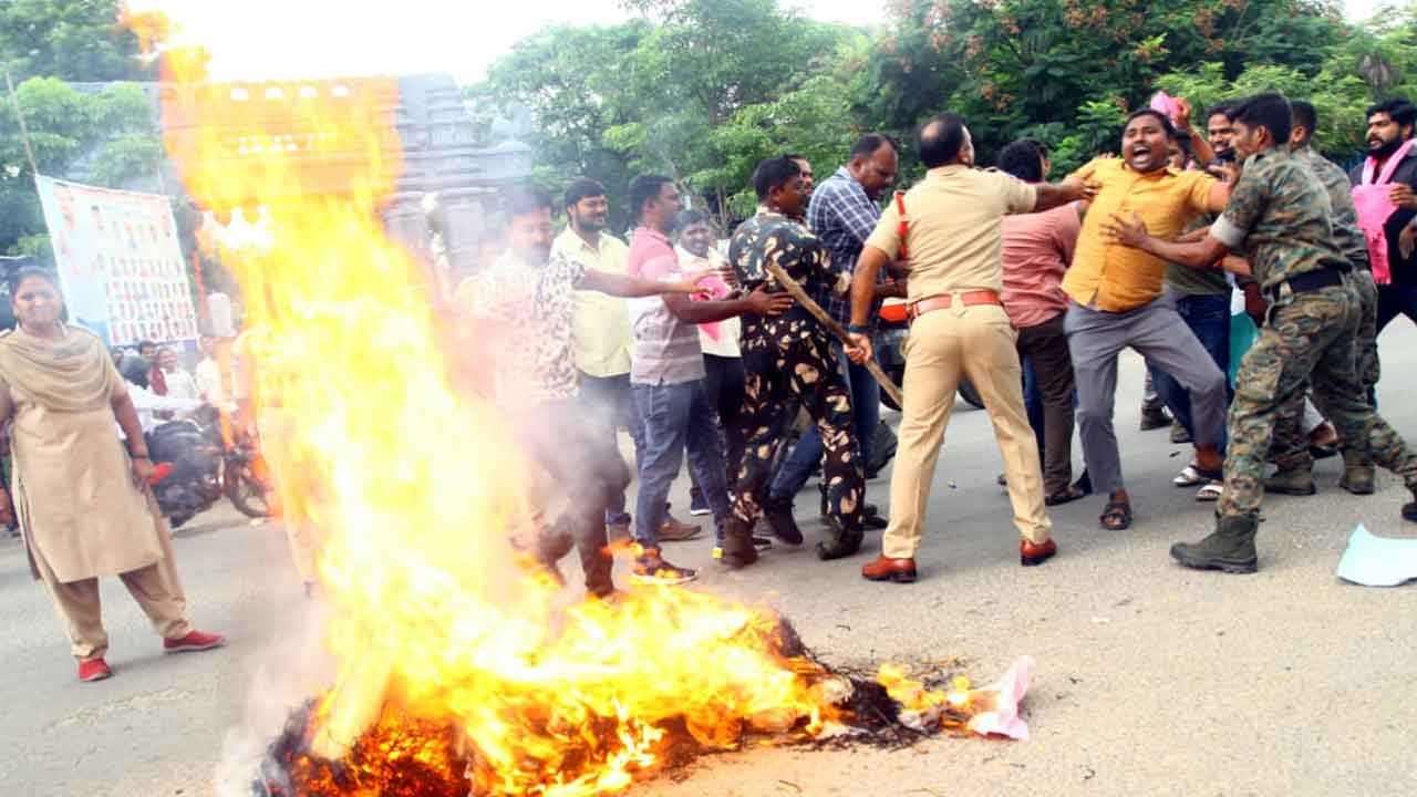 TGPSC | గ్రూప్‌-1 పరీక్షను రద్దు చేయాలని కేయూ ఎదుట టీజీపీఎస్సీ దిష్టిబొమ్మ దహనం