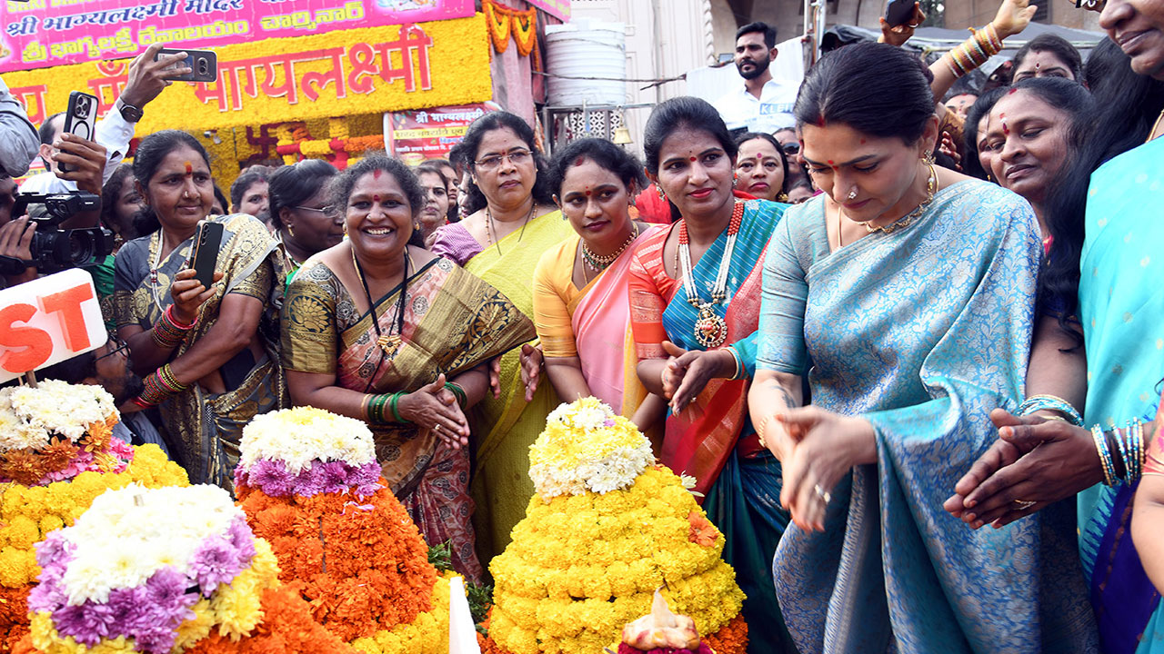 Kushboo | బతుకమ్మ ఉత్సవాల్లో ఖుష్భూ సందడి .. చార్మినార్ వద్ద భక్తిశ్రద్ధలతో నృత్యం చేసిన మహిళా నేతలు