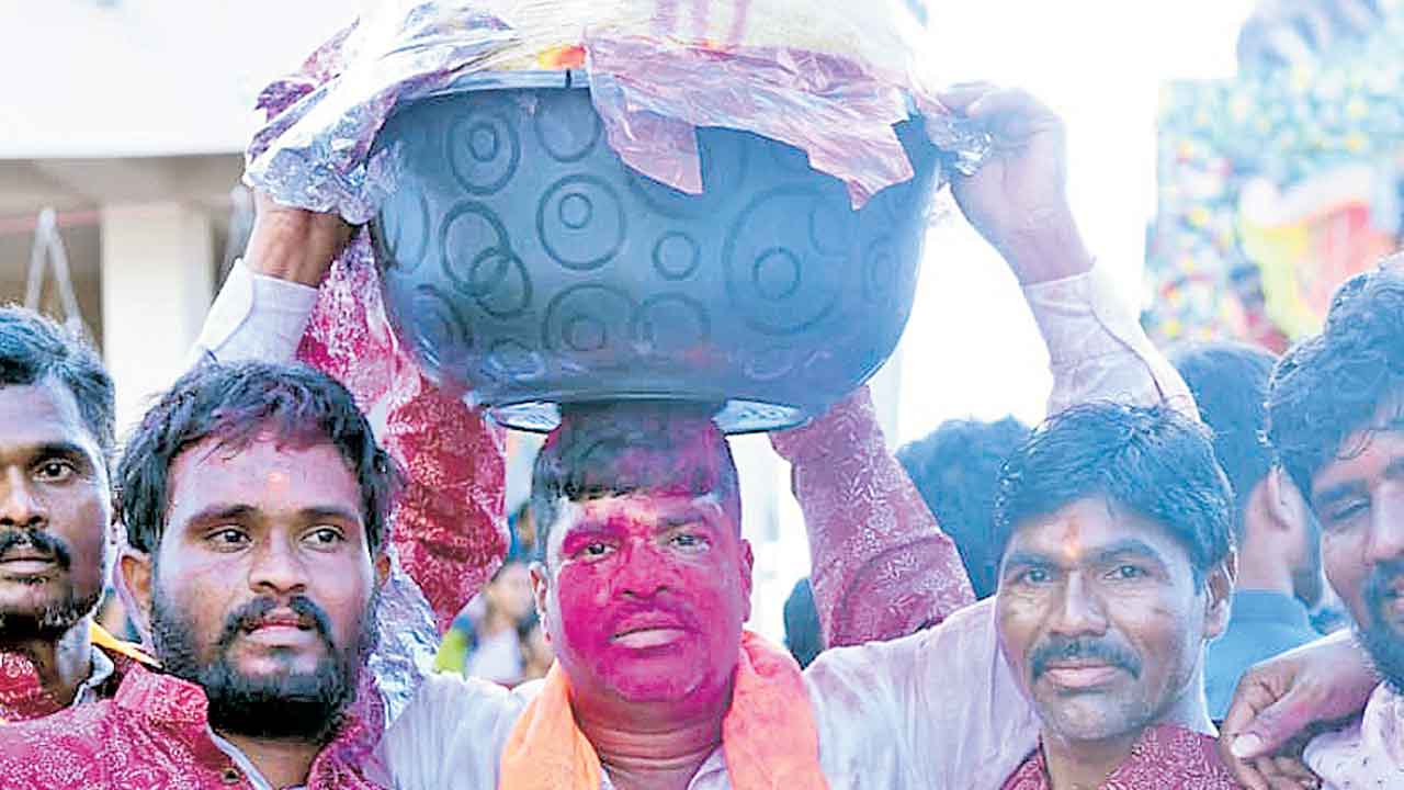 పోటాపోటీగా లడ్డూల వేలం