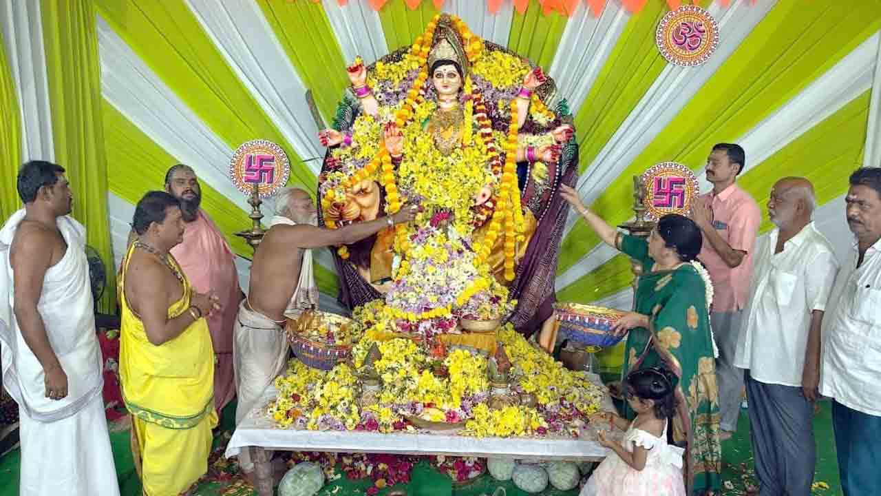 Hanumakonda | వేయిస్తంభాల రుద్రేశ్వరీదేవికి ఘనంగా లక్షపుష్పార్చన