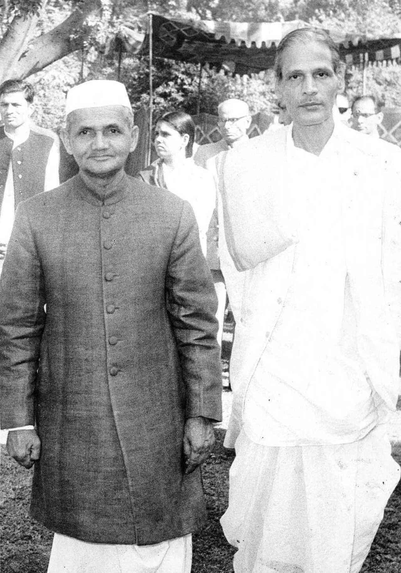 రచయిత కవి ప్రదీప్‌తో శాస్త్రి (1960)