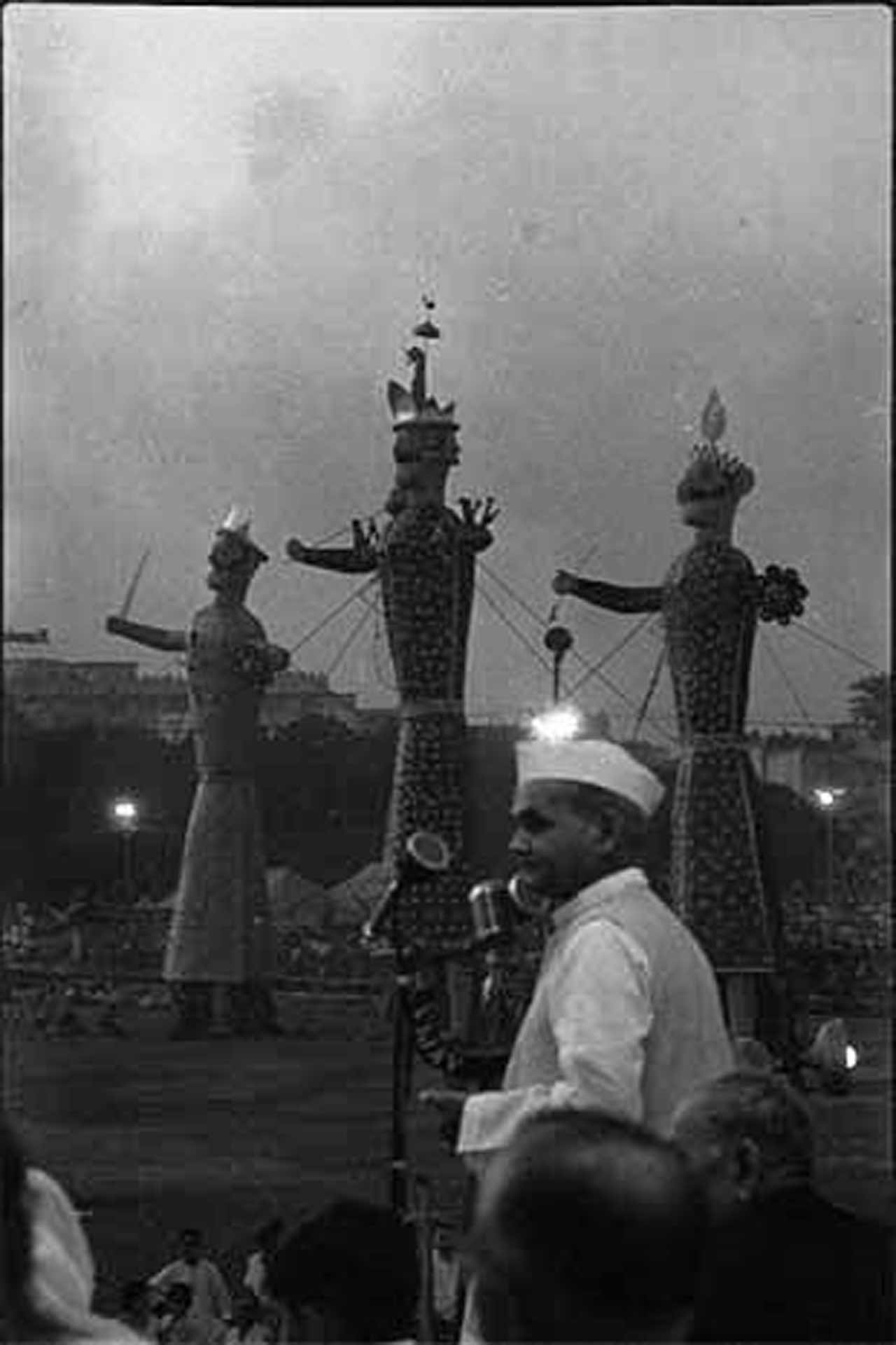 1965లో ఢిల్లీలోని రామ్‌లీలా మైదానంలో నిర్వహించిన దసరా ఉత్సవాల్లో ప్రసంగిస్తున్న శాస్త్రి