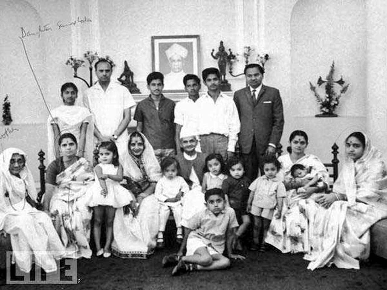 కుటుంసభ్యులతో శాస్త్రి
