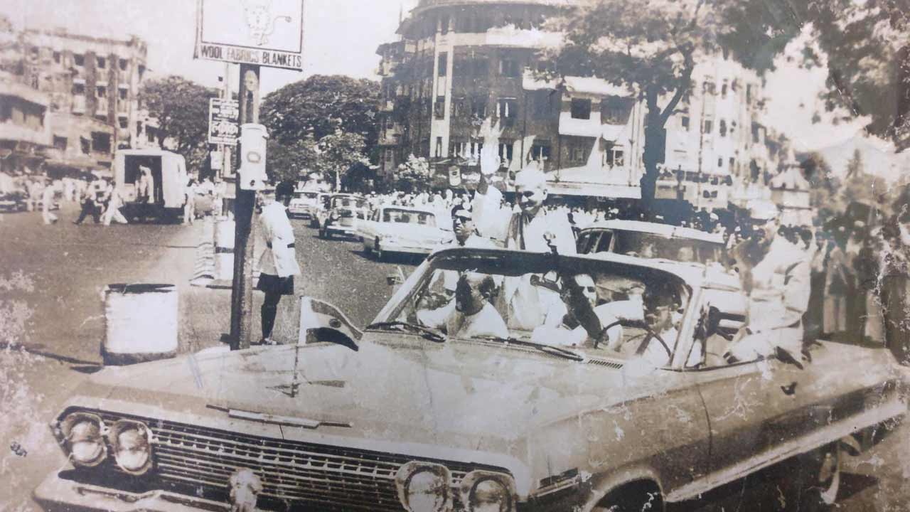 1965లో  ముంబైలోని దాదర్‌లో నిర్వహించిన ర్యాలీలో పాల్గొన్న  శాస్త్రి