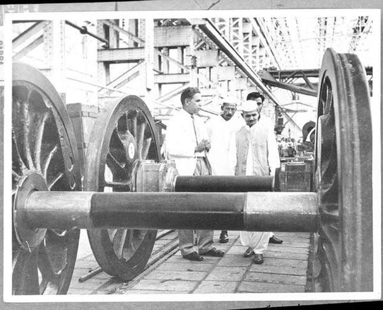 1954లో రైల్వే శాఖ మంత్రి హోదాలో చిత్తరంజన్‌ లోకోమోటివ్‌ ఫ్యాక్టరీలో పర్యటిస్తున్న శాస్త్రి