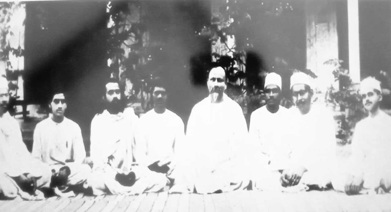 1925లో బనారస్‌లోని కాశీ విద్యాపీఠ్‌లో శాస్త్రి (కుడివైపు చివరన)