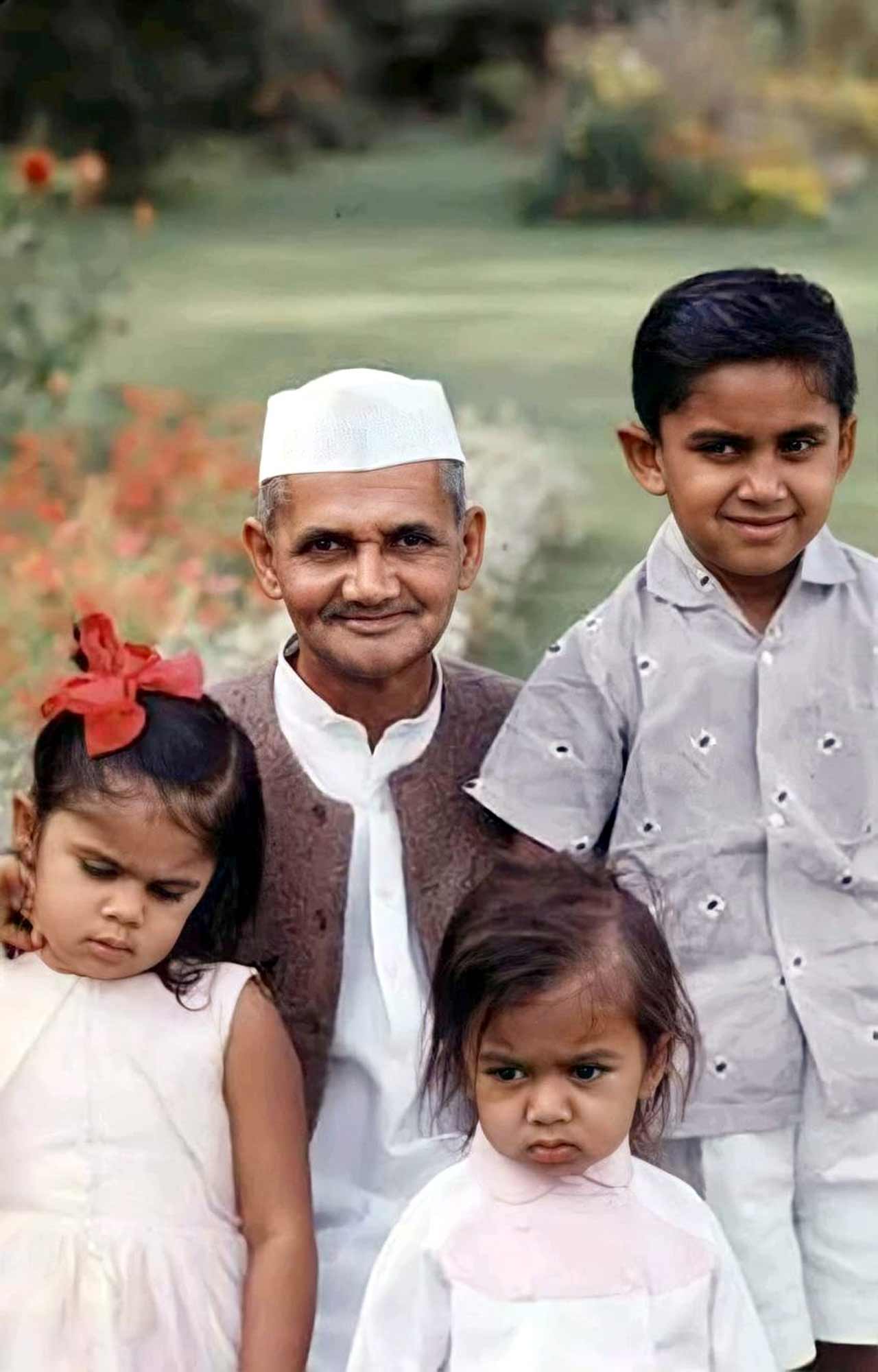 మనమళ్లు, మనమరాళ్లతో శాస్త్రి