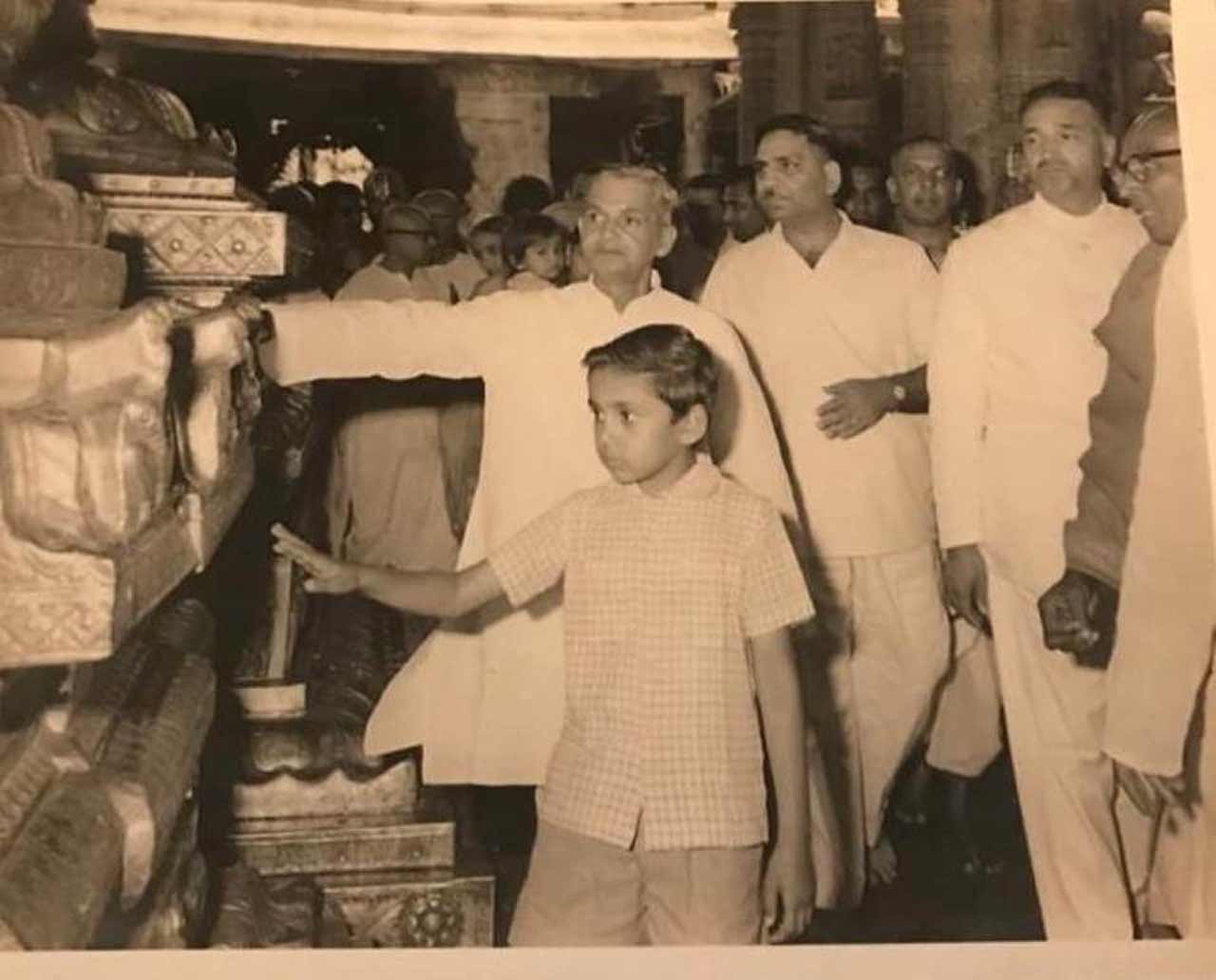 తిరుమల తిరుపతి దేవస్థానంలో తన మనుమడితో శాస్త్రి
