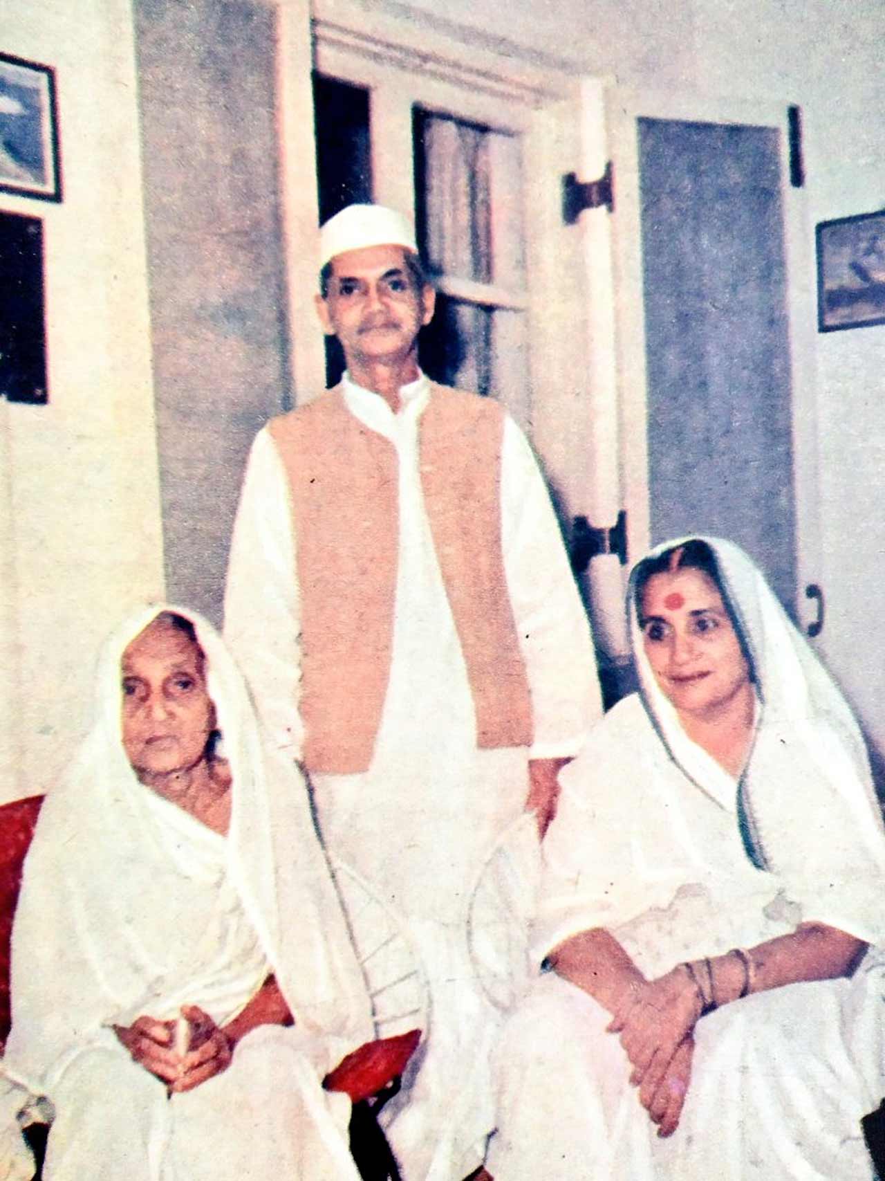 తల్లి రాందులారి దేవి, సతీమణి లలితాదేవితో శాస్త్రి