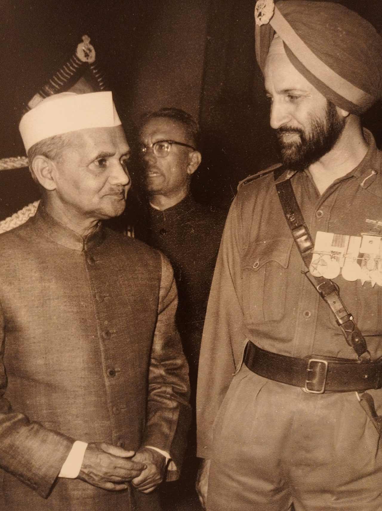 జనరల్‌ రాజిందర్‌ సింగ్‌తో శాస్త్రి (1965)