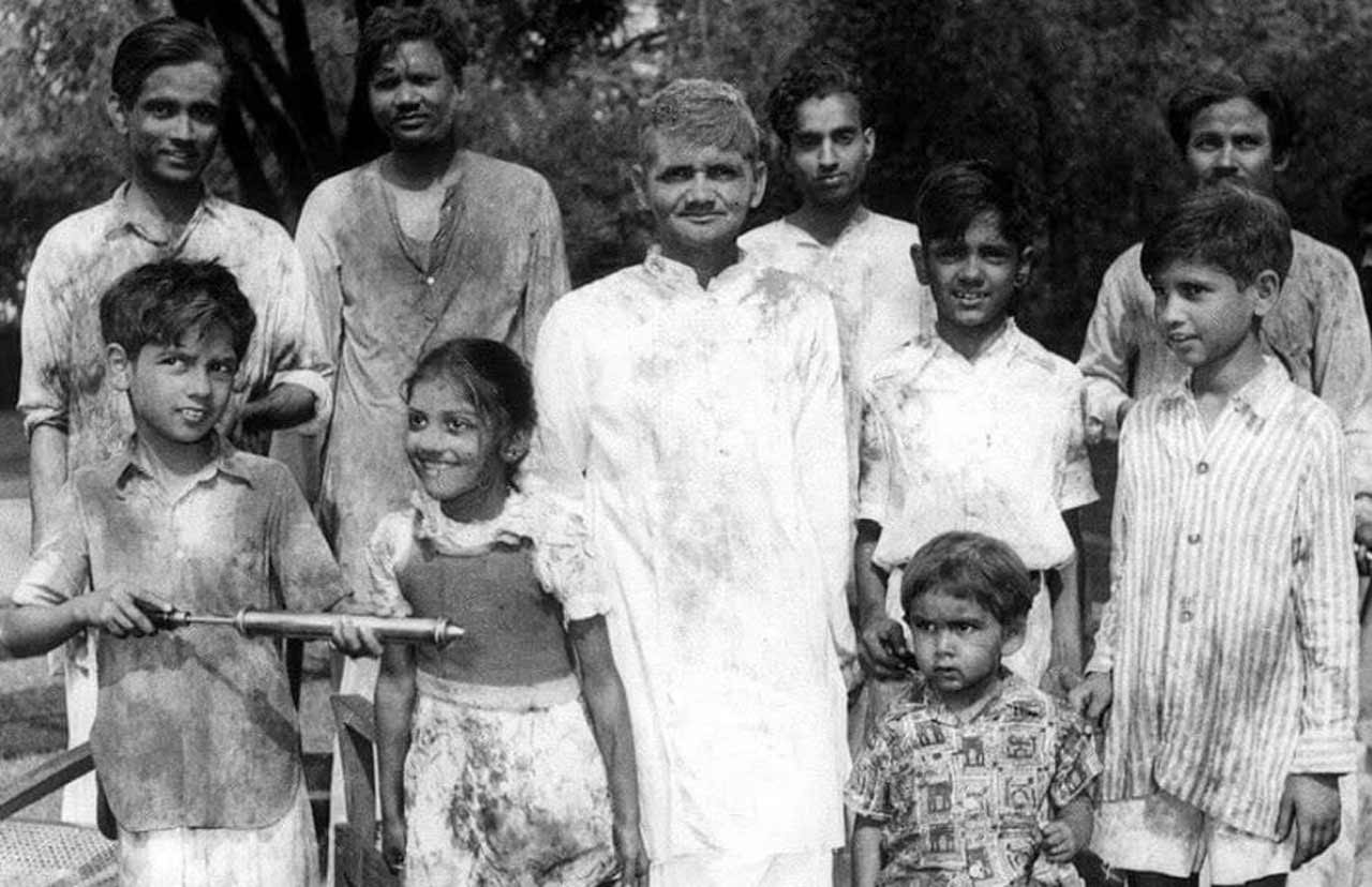 హోలీ వేడుకల్లో పాల్గొన్న శాస్త్రి