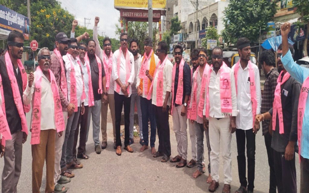 Laxmidevipally : లక్ష్మీదేవిపల్లిలో బీఆర్ఎస్ శ్రేణుల ధ‌ర్నా