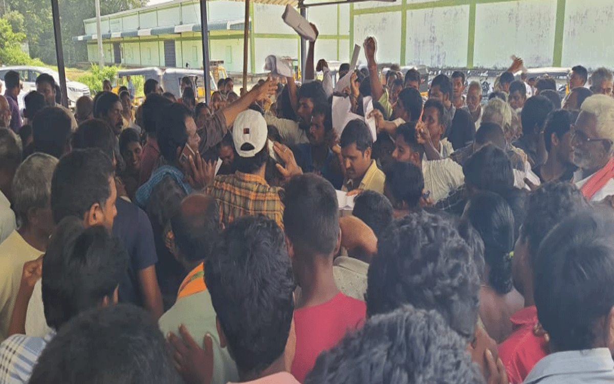 Laxmidevipally : ల‌క్ష్మీదేవిప‌ల్లిలో యూరియా కోసం రైతుల తిప్ప‌లు