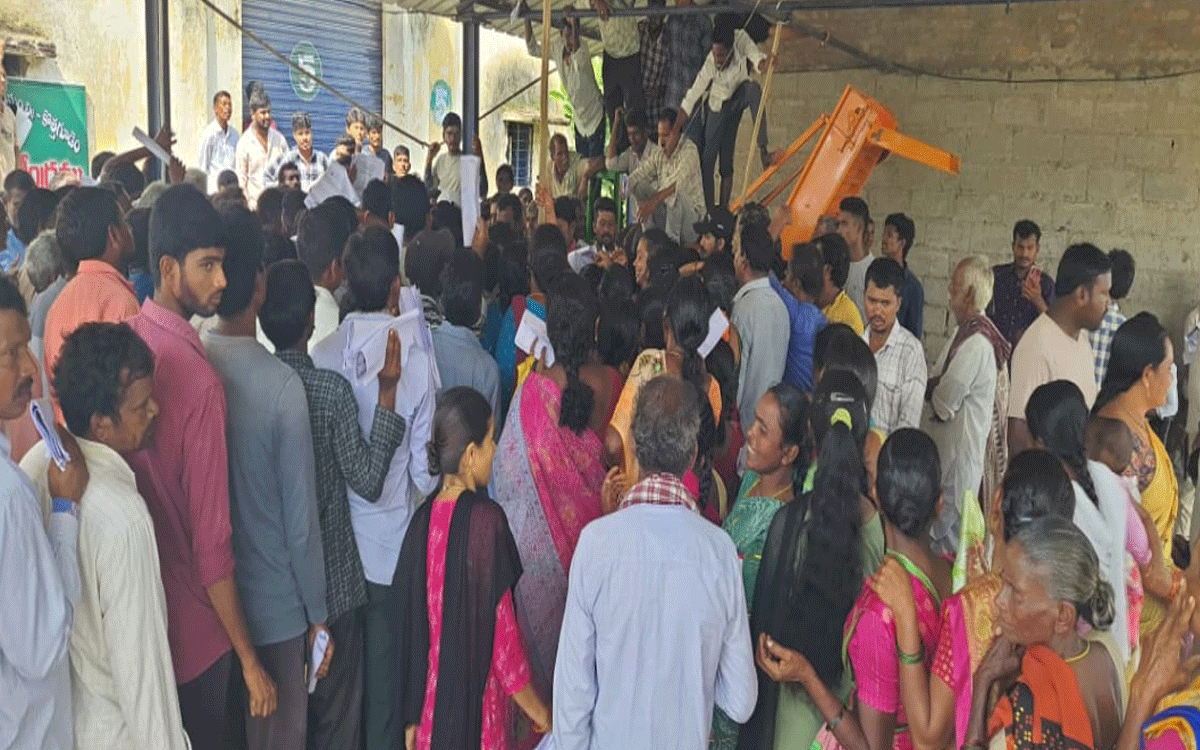 Laxmidevipally : ల‌క్ష్మీదేవిప‌ల్లిలో యూరియా కోసం రైతుల తిప్ప‌లు