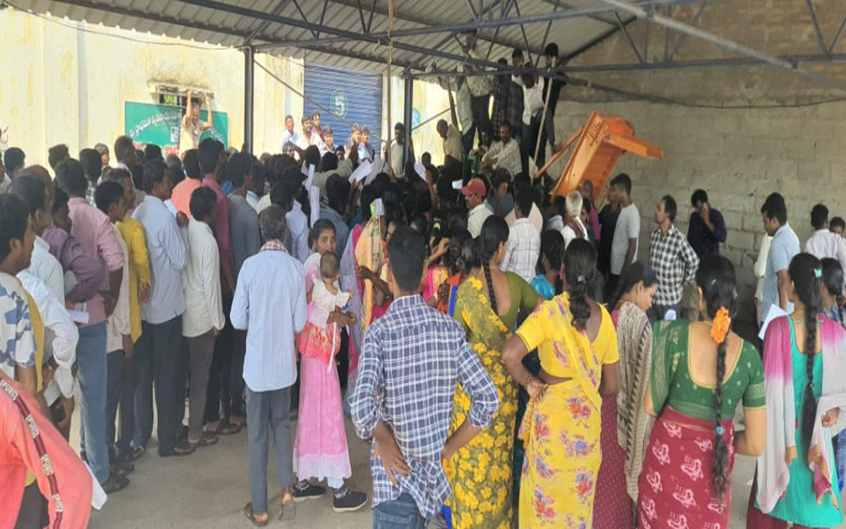 Laxmidevipally : ల‌క్ష్మీదేవిప‌ల్లిలో యూరియా కోసం రైతుల తిప్ప‌లు