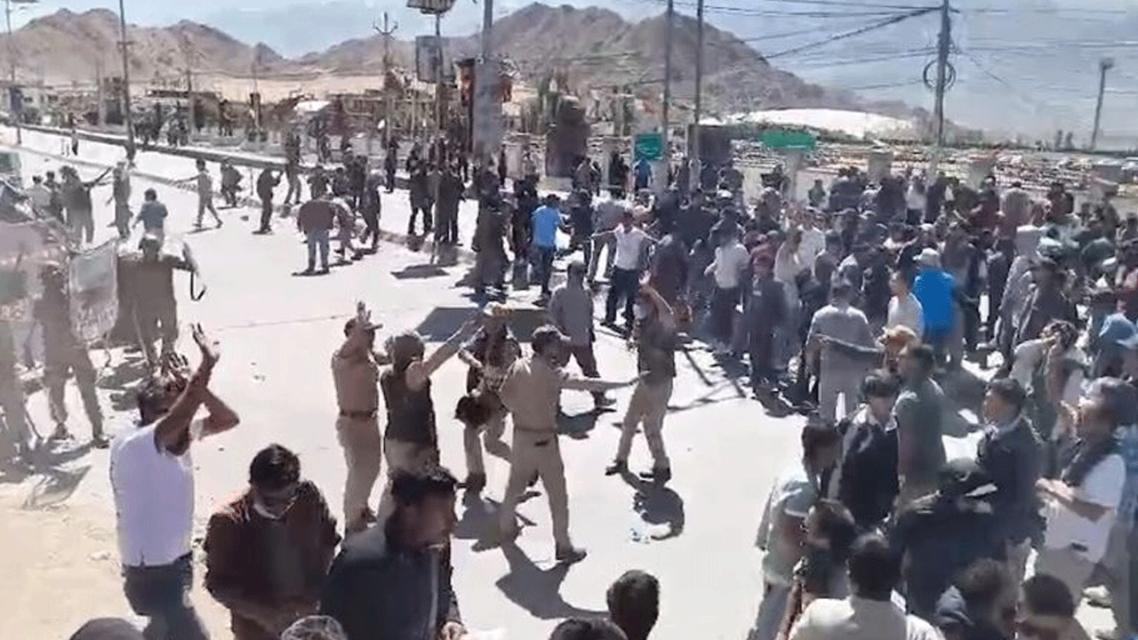 Leh Violence: లేహ్‌లో రెచ్చిపోయిన ఆందోళ‌న‌కారులు.. వాహ‌నాల‌కు నిప్పుపెట్టిన నిర‌స‌న‌కారులు