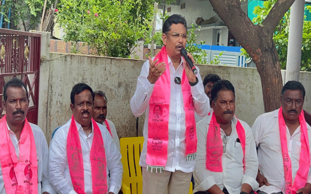 Madhira : ఓటమి భయంతో ప్రలోభాలకు దిగిన మ‌ల్లు భట్టి విక్ర‌మార్క‌ : లింగాల కమల్ రాజ్