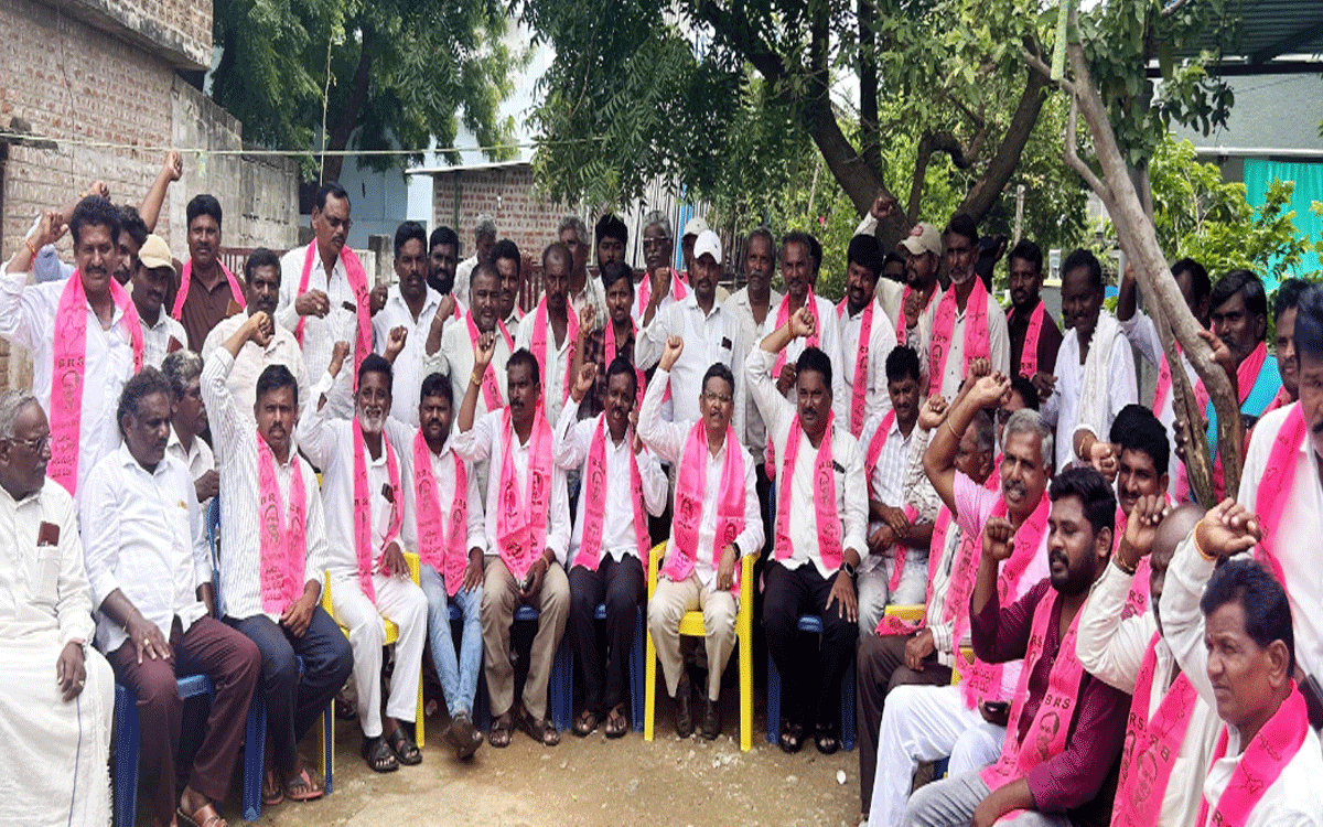 Madhira : ఓటమి భయంతో ప్రలోభాలకు దిగిన మ‌ల్లు భట్టి విక్ర‌మార్క‌ : లింగాల కమల్ రాజ్