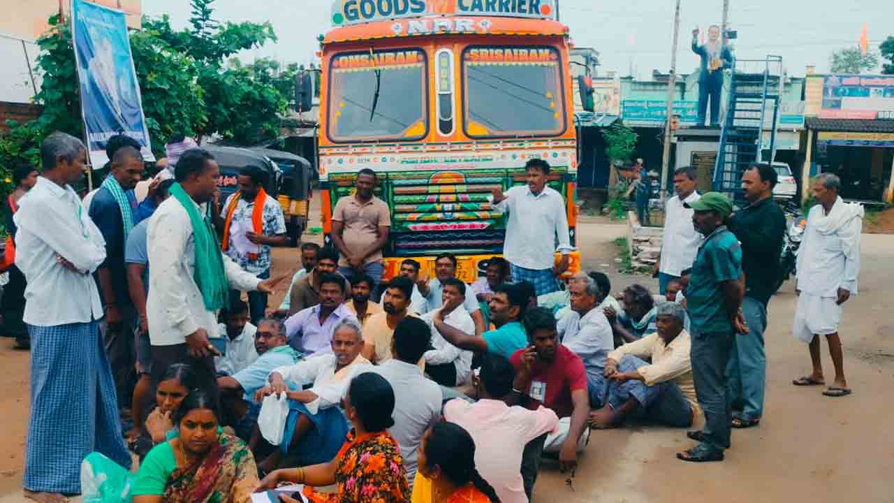 Konaraopet | యూరియా లారీని అడ్డుకున్న కోనరావుపేట రైతులు