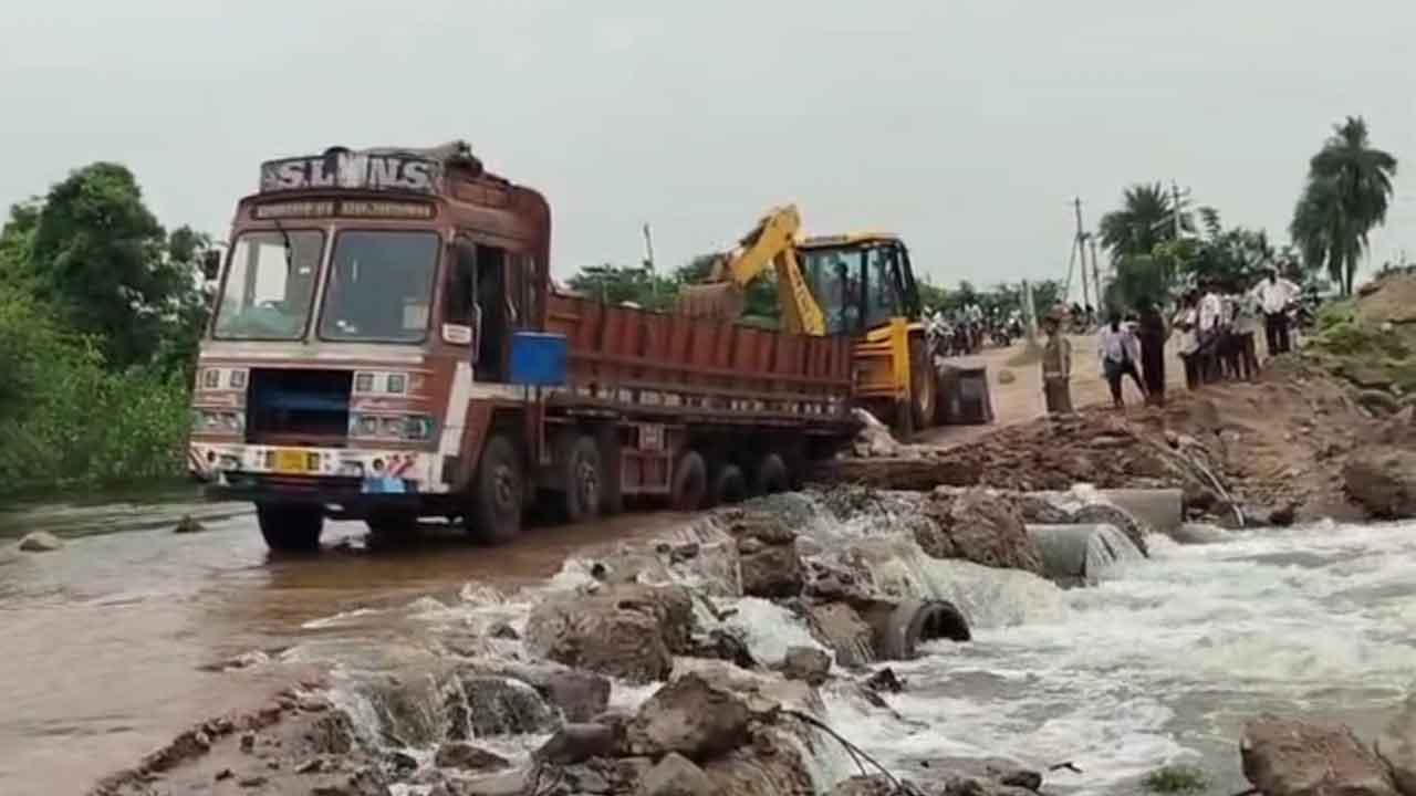 భారీ వర్షానికి తెగిన కొల్లాపూర్ రోడ్డు
