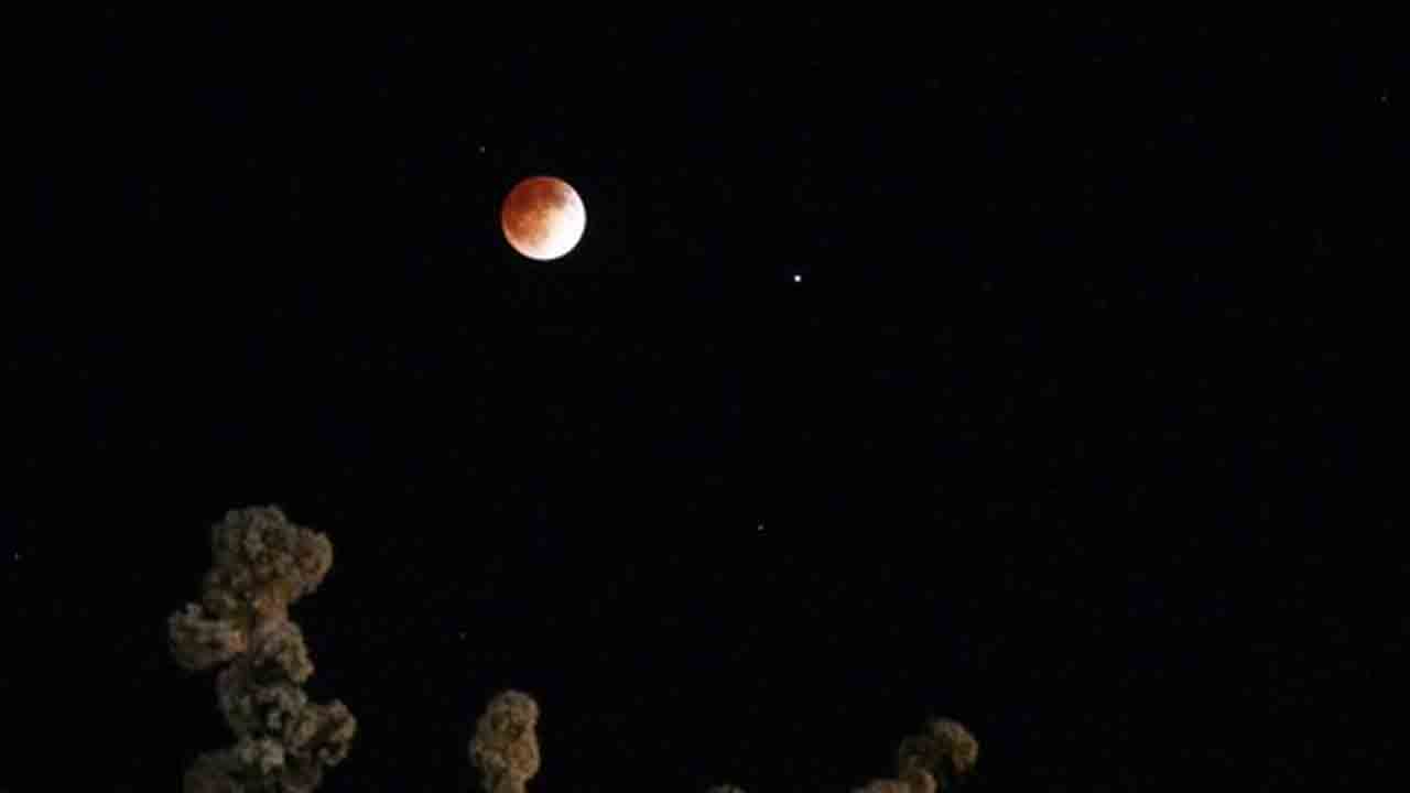 Lunar Eclipse| ఆకాశంలో అద్భుతం.. భారత్‌లో ప్రారంభమైన సంపూర్ణ చంద్రగ్రహణం..!