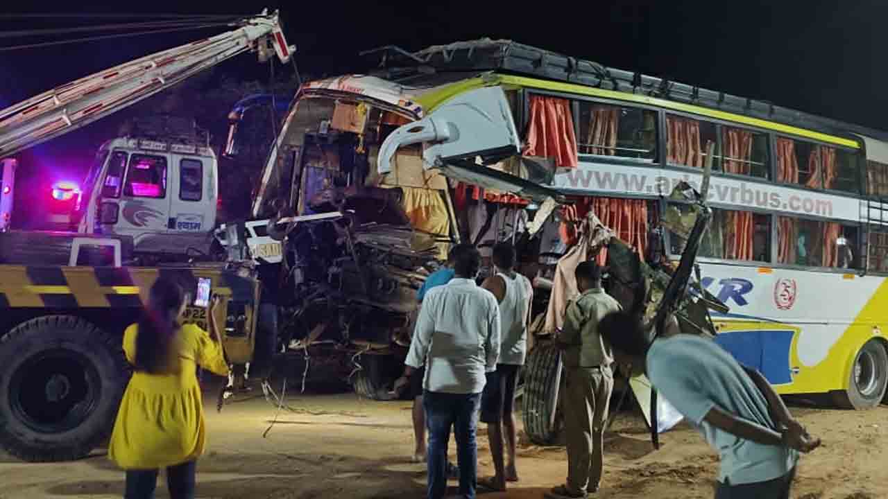 Mahabubnagar | కంటైనర్‌ను ఢీకొట్టిన ప్రైవేటు బస్సు.. ముగ్గురు దుర్మరణం