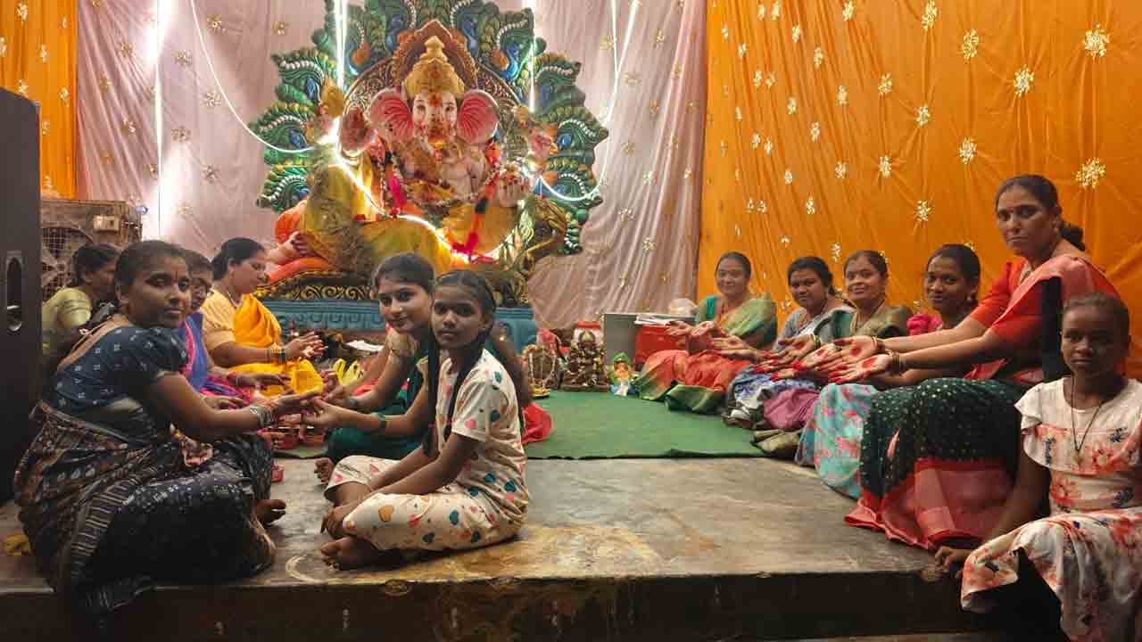 Mancherial | గణేష్ మండపంలో గోరింటాకు వేడుకలు.. సంబురంగా భక్తిగీతాల ఆలాపన