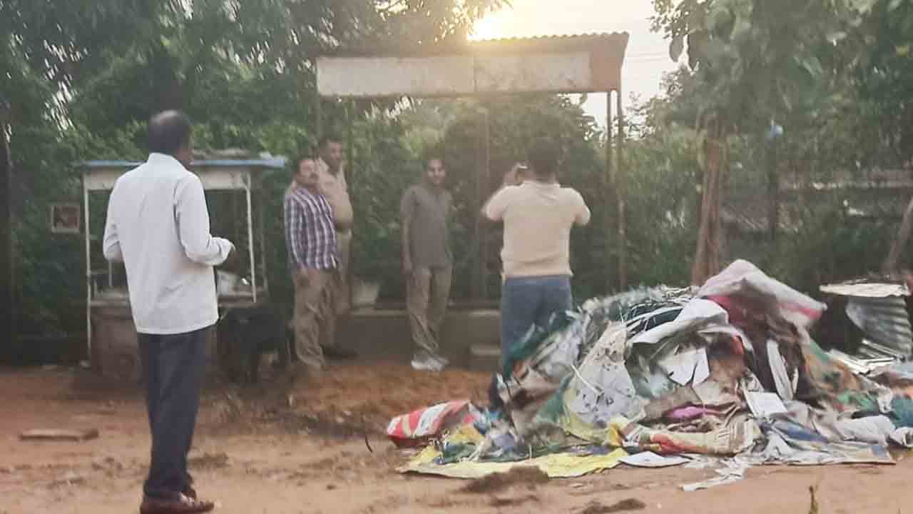 Mandamarri | రజకుడి షెడ్డు కూల్చివేత.. సింగరేణి అధికారులపై మండిపడుతున్న స్థానికులు