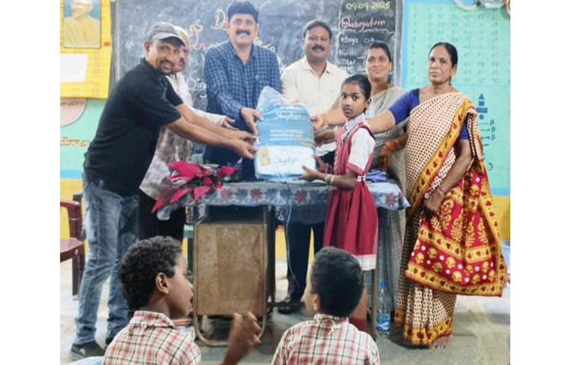 Karepally : ఒడ్డుగూడెం పాఠశాల విద్యార్థుల‌కు బ్యాగులు వితరణ