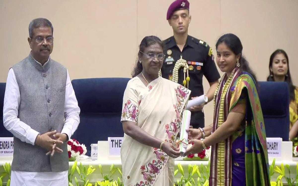 National Best Teacher : రాష్ట్ర‌ప‌తి చేతుల మీదుగా మారం ప‌విత్ర అవార్డు స్వీక‌ర‌ణ‌