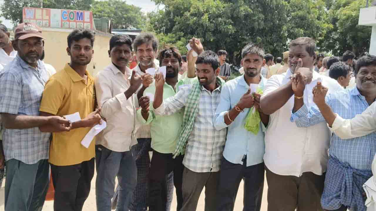 Marikal | యూరియా కోసం రైతుల ధర్న.. ఇంకు గుర్తు పెట్టి పంపిణీ