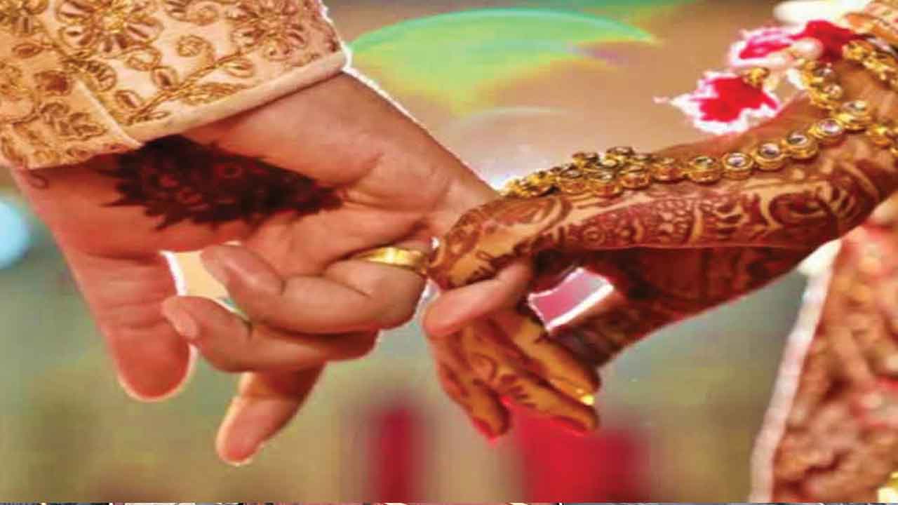 పెళ్లి చేసుకుంటానంటూ మోసం.. ఇద్దరు అరెస్ట్